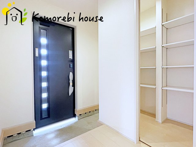 伊奈町中央　新築一戸建て　リーブルガーデン　02の玄関|収納もある玄関です
