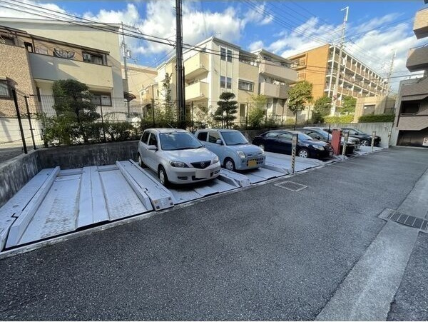 プレステージ上山手の駐車場