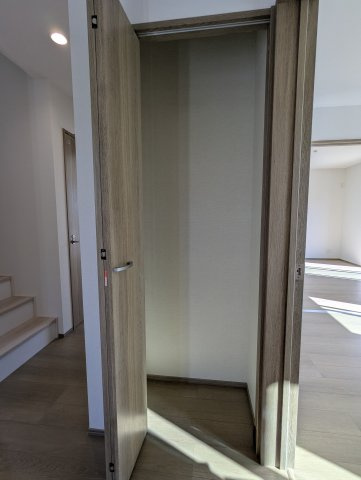 大塚町1905番の収納|リビング横の洋室にもしっかりとした収納があり、すっきりお部屋をお使いいただけます。
