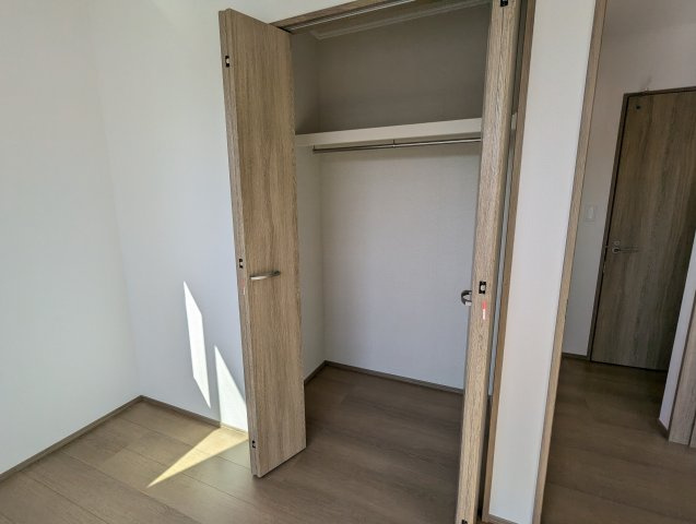 大塚町1905番の収納|衣類だけでなく、小物も上の棚に収納できて大変便利です！