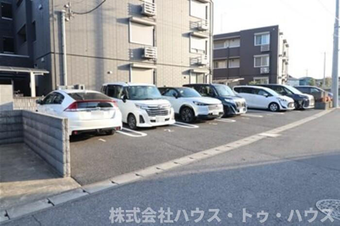 ウエスト レジデンスの駐車場