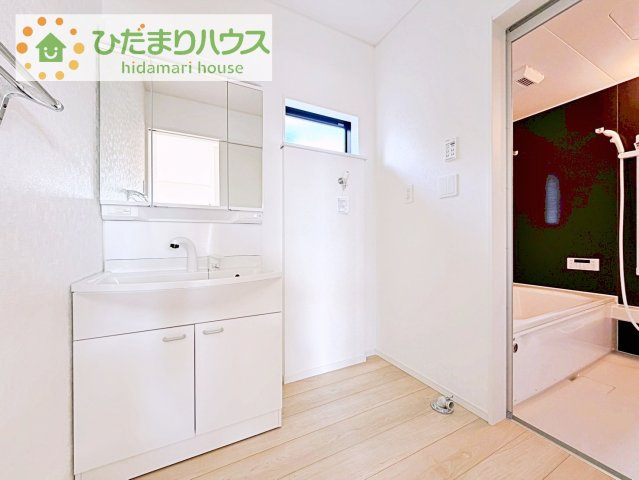 【独立洗面台】 | つくば市森の里第6　新築戸建 | 三面鏡の大きな鏡は憧れます(^^♪
鏡の後ろは収納となっていて、細かいものでも収納できるのでスッキリと整理できます！