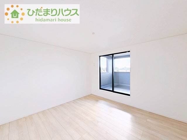【寝室】 | つくば市森の里第6　新築戸建 | バルコニーに面していて、たっぷり光りの入る明るい主寝室です！