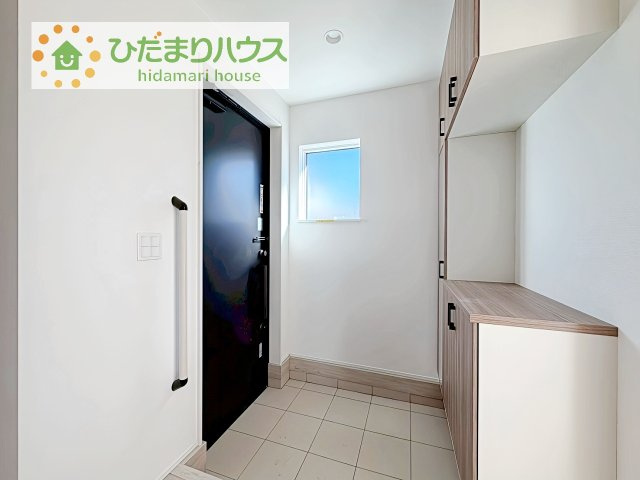 【玄関】 | 守谷市美園2丁目第1期　新築戸建 | 玄関が広いので親子で並んで仲良く靴が履けますね(^^)/