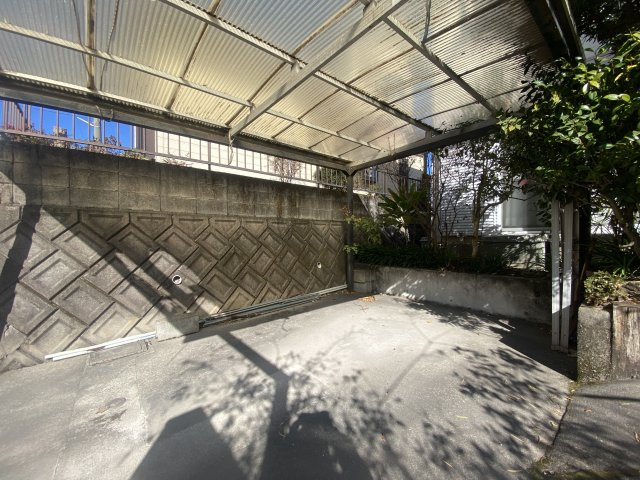 坂元町　中古戸建ての駐車場