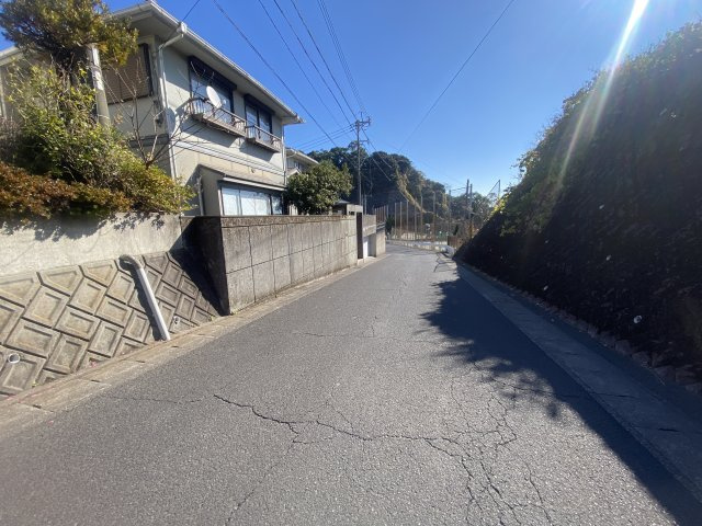 坂元町　中古戸建ての前面道路含む現地写真