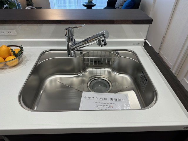 【キッチン】 | 近鉄淀川リバーサイドマンション | 広々シンク！シャワー水栓ですみずみまで水が届くので、シンクのお手入れもラクに行えます。