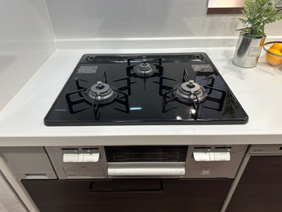 【キッチン】 | 近鉄淀川リバーサイドマンション | グリル付き3口コンロで煮込み料理をしながら、焼き物や汁物などをパパパッとお料理可能です。
