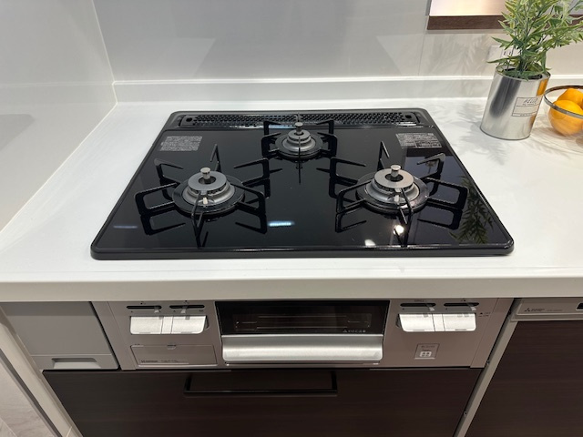 【キッチン】 | 近鉄淀川リバーサイドマンション | グリル付き3口コンロで煮込み料理をしながら、焼き物や汁物などをパパパッとお料理可能です。