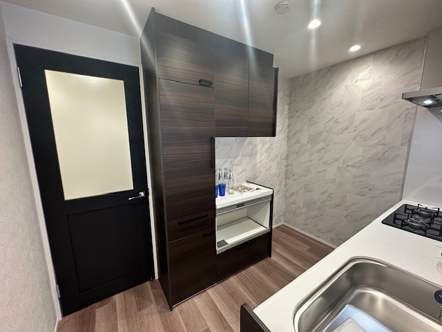 【キッチン】 | 近鉄淀川リバーサイドマンション | システムキッチンと統一感のある、家電収納付きカップボードが標準装備！キッチン廻りがスッキリ片付きます。