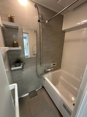 【浴室】 | 近鉄淀川リバーサイドマンション | 湯船に浸かって、一日の疲れを癒していただけるバスルーム。雨の日のお洗濯にも嬉しい浴室乾燥機搭載！