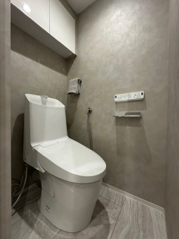 【トイレ】 | 近鉄淀川リバーサイドマンション | 寒い冬でも快適にご使用いただける温水洗浄便座付トイレ！吊戸棚付きで、予備のペーパー類も問題なく収納できます。