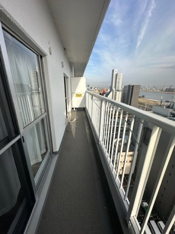 【バルコニー】 | 近鉄淀川リバーサイドマンション | 南向きの13階部分につき、眺望・陽当たり・通風良好！2部屋続きのバルコニーで洗濯物もたっぷり干せます。