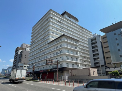 【外観】 | 近鉄淀川リバーサイドマンション | 阪急京都本線／神戸本線／宝塚本線「十三」駅まで徒歩5分の好立地マンション！小中学校も近く、子育てファミリーにも嬉しいエリアです。