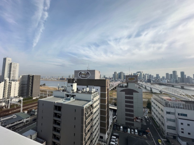 【展望】 | 近鉄淀川リバーサイドマンション | 淀川を望む開放感と眺望を満喫！家事や仕事の合間に眺めを楽しんだり、外の空気を吸ってリフレッシュできそう。