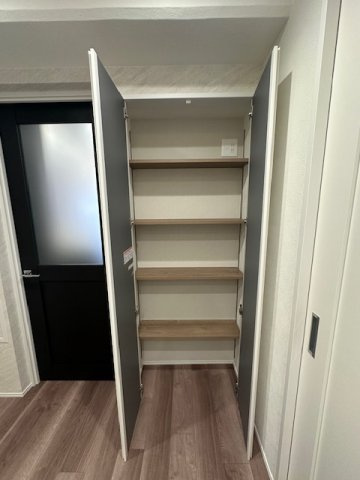 【収納】 | 近鉄淀川リバーサイドマンション | 日用品のストックや掃除道具の収納に便利な廊下収納！可動棚付きで効率よく収納できます。