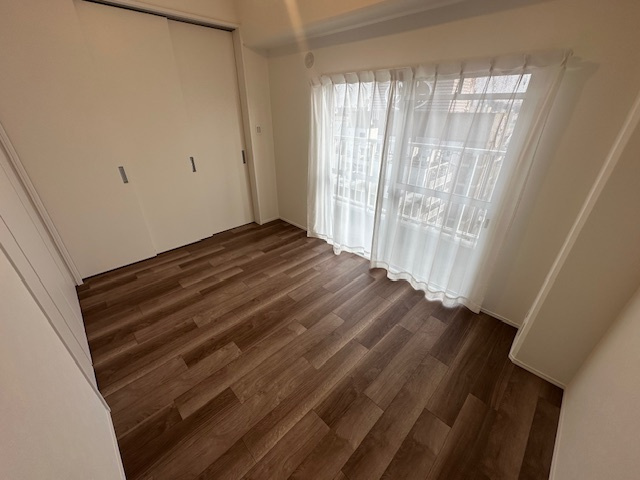 【洋室】 | 近鉄淀川リバーサイドマンション | バルコニーに面した明るい約5.5帖洋室！扉を開けてリビングと一体空間、扉を閉じて個室にとフレキシブルに使えます。