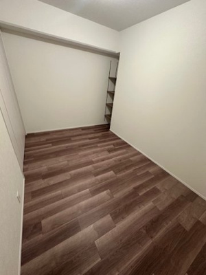 【洋室】 | 近鉄淀川リバーサイドマンション | キッチン横の約5.5帖洋室！エアコン先行配管施工済み。内覧をご希望の際はお気軽にお電話ください！