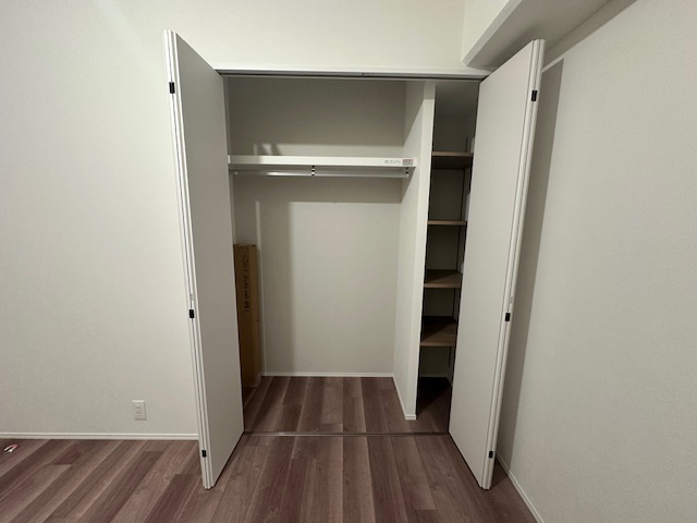 【収納】 | 近鉄淀川リバーサイドマンション | 約5.5帖洋室のクローゼット！お洋服や小物類等を収納でき、スッキリとした空間を保てます。