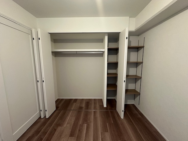 【収納】 | 近鉄淀川リバーサイドマンション | 約5.5帖洋室！壁一面が収納スペースに。扉のないオープン収納は、物の出し入れがしやすく、見せる収納を楽しむことも！