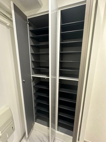 【玄関】 | 近鉄淀川リバーサイドマンション | 高さがあり、たっぷりと靴を収納できるシューズボックス！ご家族の靴をスッキリ収納でき玄関スペースを広く使えます。