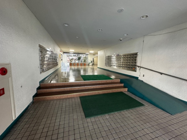 【ロビー】 | 近鉄淀川リバーサイドマンション | 清潔で管理の行き届いた共用スペース！エレベーターがあるので、スムーズな移動が叶います。