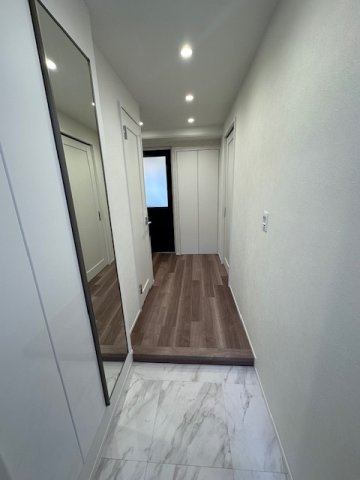 【玄関】 | 近鉄淀川リバーサイドマンション | ミラー付きの大きなシューズボックス付き！※掲載中の写真は広角レンズで撮影のため、実際の見え方とは異なります。