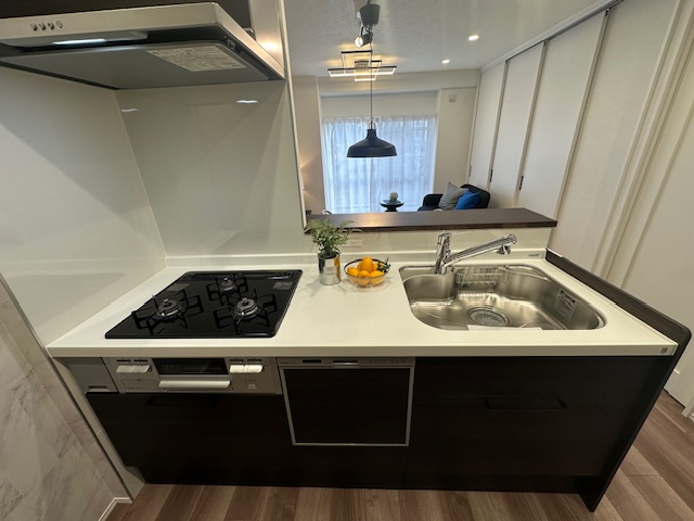 【キッチン】 | 近鉄淀川リバーサイドマンション | リビングにいるご家族とコミュニケーションがとりやすい、人気の対面式キッチンです。