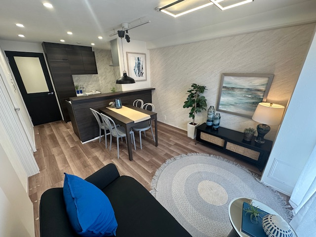 【居間・リビング】 | 近鉄淀川リバーサイドマンション | ご家族団らんのスペースとなるリビング。インテリアコーディネート実施中！※家具・照明・小物は販売価格に含まれません。