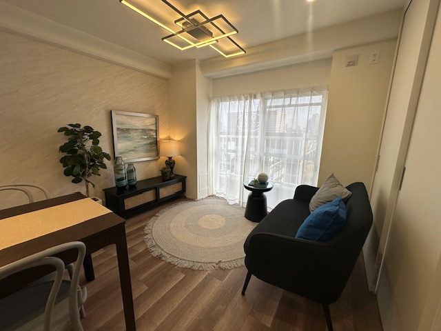 【居間・リビング】 | 近鉄淀川リバーサイドマンション | バルコニーに繋がるリビング！窓から自然光がたっぷりと差し込み、明るい空間でお過ごしいただけます。