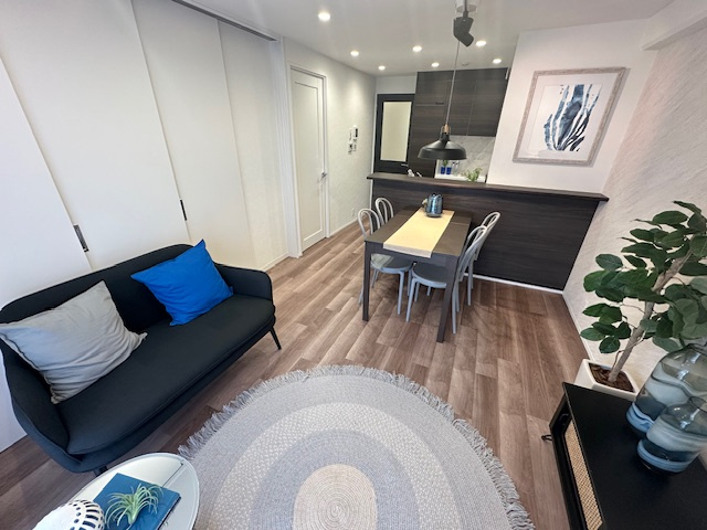 【居間・リビング】 | 近鉄淀川リバーサイドマンション | 隣接する洋室の扉を開放することで、バルコニー側いっぱいに広がる大空間も創出できます。