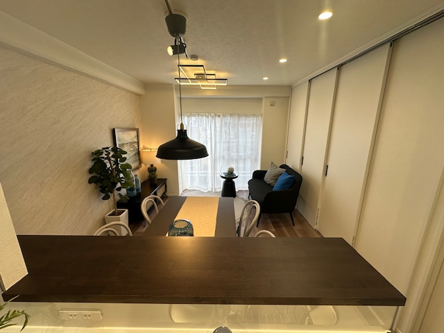 【居間・リビング】 | 近鉄淀川リバーサイドマンション | キッチンにはカウンター付きですので料理をサッと出せ、スムーズに配膳・片付けができますね。