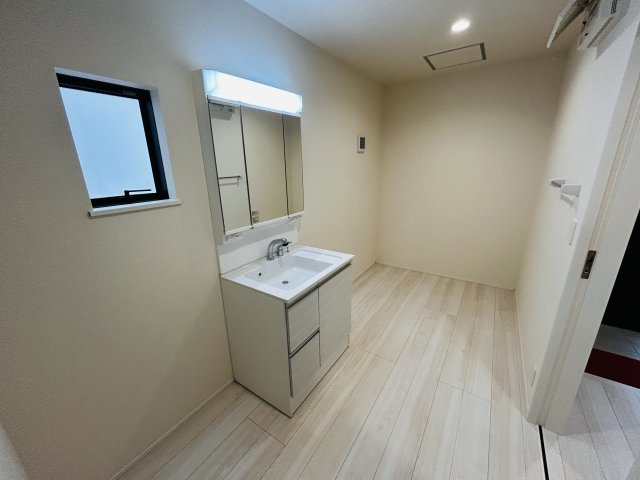 新築　高崎市上和田町1期　LIGNAGE　1号棟　の独立洗面台|現地写真　シャワー付きの洗面台は忙しい朝でも身支度を整えるのにとても便利◎							

