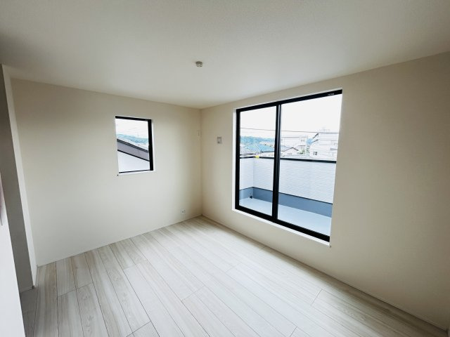 新築　高崎市上和田町1期　LIGNAGE　1号棟　の洋室|現地写真　全室南向きで明るいお部屋、子供部屋は明るい方が良いですよね♪							
					
					
					
					
