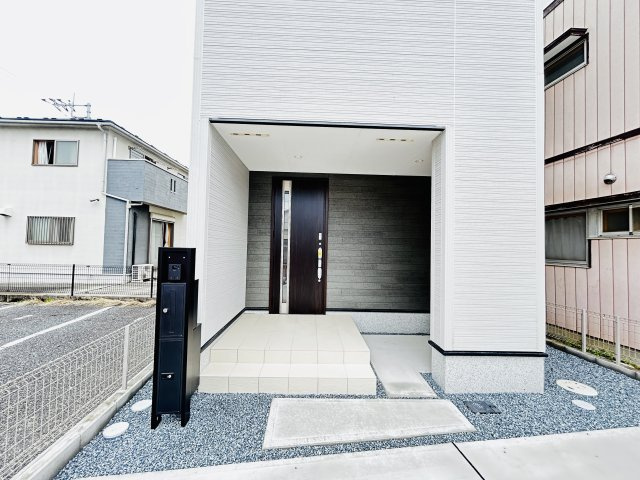 新築　高崎市上和田町1期　LIGNAGE　1号棟　の玄関|現地写真　ポストと一体型のTVモニターホンでセキュリティ安心！
