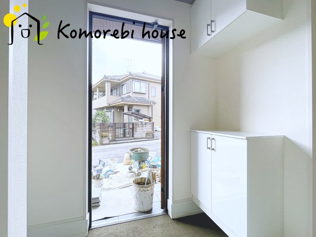 西区土屋　新築一戸建て　リーブルガーデン　01の玄関|収納もある玄関です