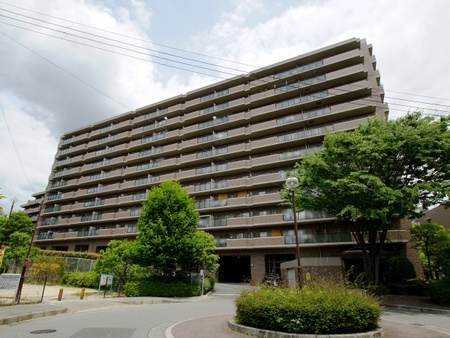 ローレルコート北千里の外観