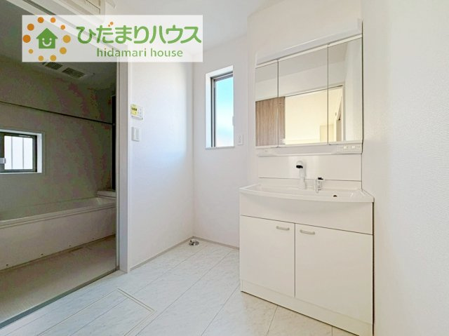 【独立洗面台】 | 守谷市薬師台7丁目16番　新築戸建　C号棟 | 三面鏡の大きな鏡は憧れます(^^♪
鏡の後ろは収納となっていて、細かいものでも収納できるのでスッキリと整理できます！