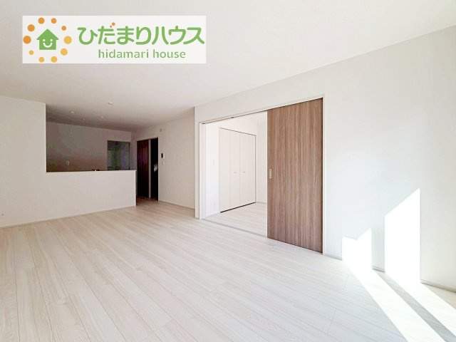 【居間・リビング】 | 守谷市薬師台7丁目16番　新築戸建　C号棟 | お子様が元気に遊べる広々としたリビングです！