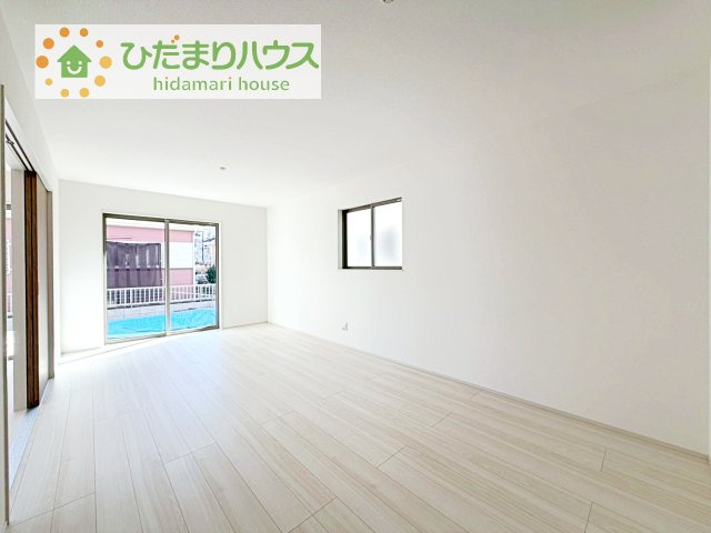 【居間・リビング】 | 守谷市薬師台7丁目16番　新築戸建　C号棟 | リビングの大きな窓からは、暖かな日の光が降り注ぎます・・・