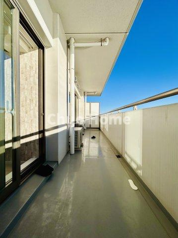 Wコンフォートタワーズイーストのバルコニー|【バルコニー】幅もあって、奥行きもあるゆとりのバルコニー。洗濯物を干したり乾かしたりだけでなく、ただ出てみるだけでも気持ちいいですよ。