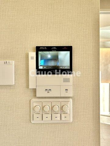 Wコンフォートタワーズイーストのセキュリティ|【モニターホン】誰が来たかすぐにわかるカラーモニター付きインターホン。通話ボタンを押すまでは室内の音は漏れていませんので相手を確かめてから応対できます。