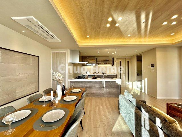 Wコンフォートタワーズイーストのダイニング|【ダイニング】忙しい朝でも、しっかり家族が揃って食事をして頂けるゆとりある大きさのダイニングスペース。奥様が作る手料理をカウンター越しに受けとって頂き、テーブルで囲む素敵な時間を存分に愉しんで下さい。