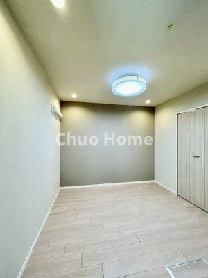 【寝室】 | Wコンフォートタワーズイースト | 【寝室】心と体をゆったりと安らげる主寝室。寝室のゆとりが大きい分だけ、暮らしの安らぎは深まります。一日の疲れを癒すだけでなく、ご夫婦の親密な語らいを紡ぎ出します