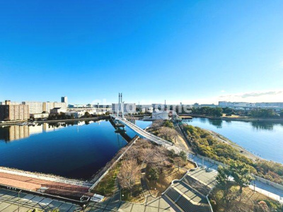 【展望】 | Wコンフォートタワーズイースト | 手を伸ばせば、ふれることが出来そうな環境が、そのままインテリアになったような印象です。その豊かな眺望にふさわしい空間には、通風・採光にも優れ、心地よい光と風があふれています