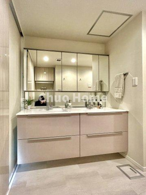 【独立洗面台】 | Wコンフォートタワーズイースト | 【洗面化粧台】洗面化粧台には三面鏡を採用。身だしなみを整えやすい事はもちろんですが、鏡の後ろに収納スペースを設ける事により、散らかりやすい洗面スペースをすっきりさせる事が出来るのも嬉しいですね