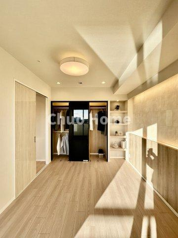 Wコンフォートタワーズイーストの洋室|【洋室】快適に過ごす条件は、一人ひとり違います。だからこそ飾り過ぎないシンプルな内装と偏り過ぎないデザインで統一しております。居住していく中でオーナー様だけの【マイホーム】に創り上げて下さい