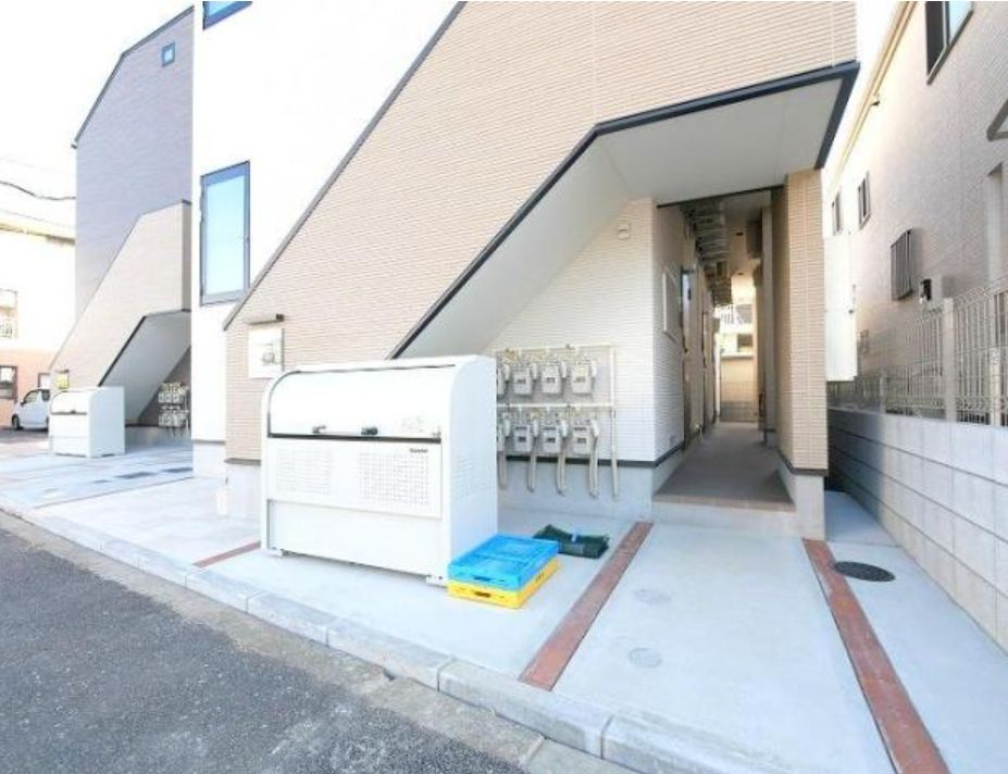 シャンペル三園のエントランス