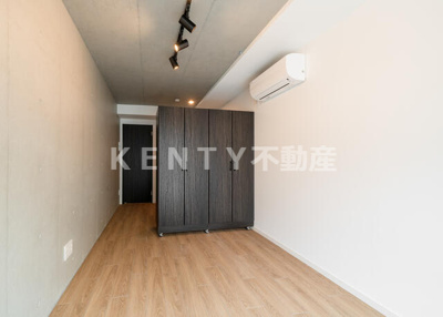 【居間・リビング】 | ミッド・スプレッド | こちらの居間で趣味の時間をお楽しみください