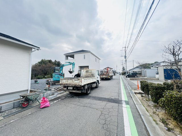 新築　前橋市粕川町新屋第1　クレイドルガーデン　1号棟の前面道路含む現地写真|現地写真　北側接道幅員約6.5ｍ